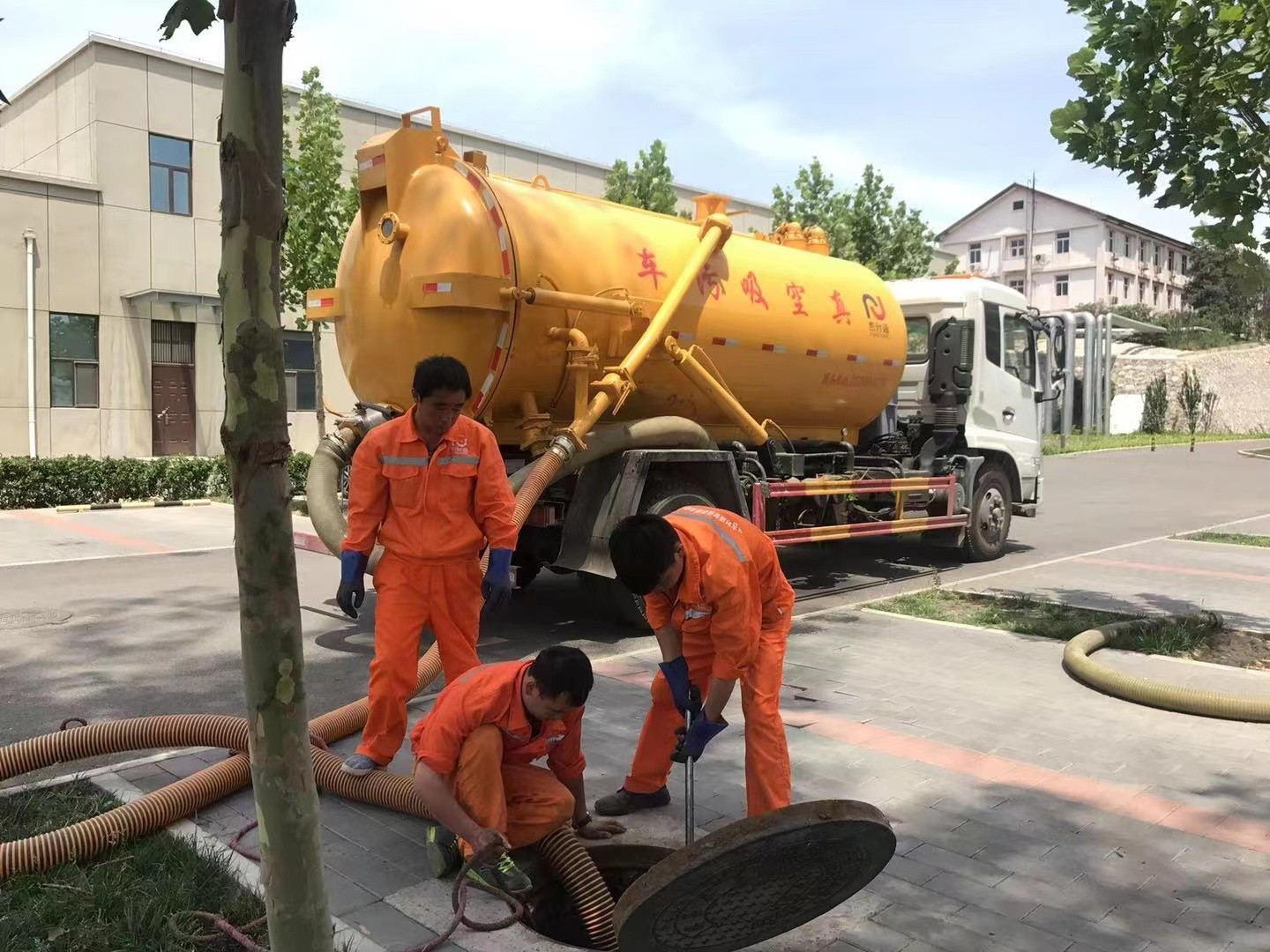 淮阴管道疏通车停在窨井附近