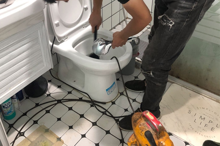淮阴马桶堵塞自己疏通还是找师傅?专业上门服务让你省时更省心